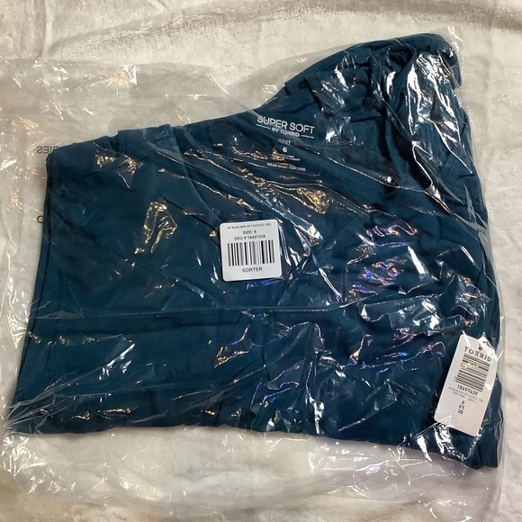 TORRID 6X/30 Foxy Cutout One Shoulder Tank Top (P16) - Picture 6 of 7